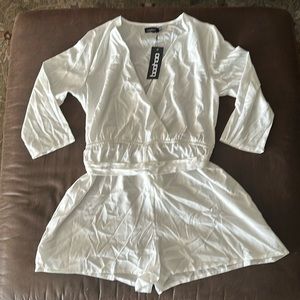 Brand New Boohoo Women’s White Wrap Front Belted Playsuit Romper in size 12